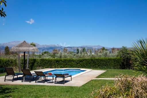 Finca Olivo Muro, Pool, Sonnenliege, Sonnenschirm, Aussicht, Garten