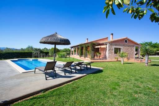 Finca Olivo Muro, Haus, Garten, Pool, Sonnenliege, Sonnenschirm