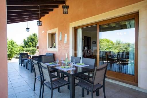 Finca Olivo Muro, überdachte Terrasse, Esstisch