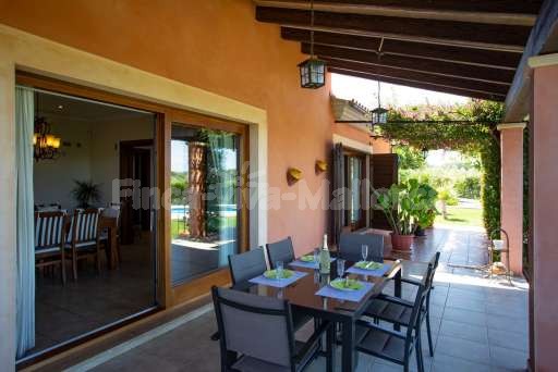 Finca Olivo Muro, überdachte Terrasse, Sitzgelegemheit, Esstisch