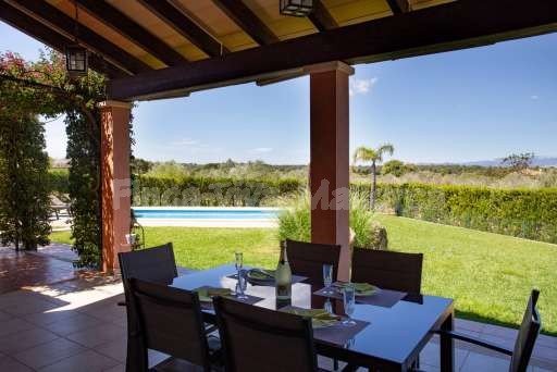 Finca Olivo Muro, überdachte Terrasse, Garten, Pool, Esstisch, Sitzgelegenheit, Aussicht