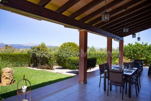 Finca Olivo Muro, überdachte Terrasse, Garten, Esstisch, Sitzgelegenheit