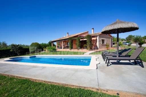 Finca Olivo Muro, Pool, Haus, Sonnenliege, Sonnenschirm, Garten