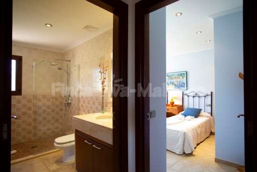 Finca Olivo Muro, Schlafzimmer, Einzelbett, Badezimmer, ebenerdige Dusche