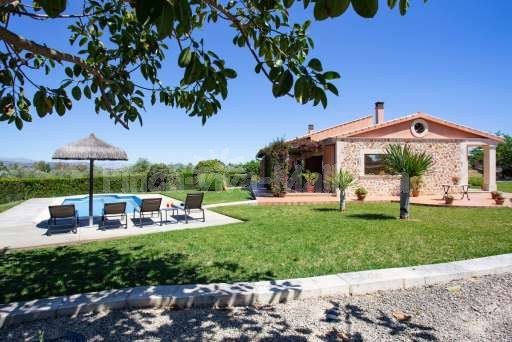 Finca Olivo Muro, Haus, Garten, Pool, Wiese, Sonnenschirm,  Sonnenliege