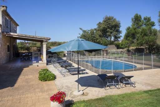 Finca Perrotti Manacor, umzäunter Pool, Sonnenliege, Sonnenschirm, überdachte Terrasse