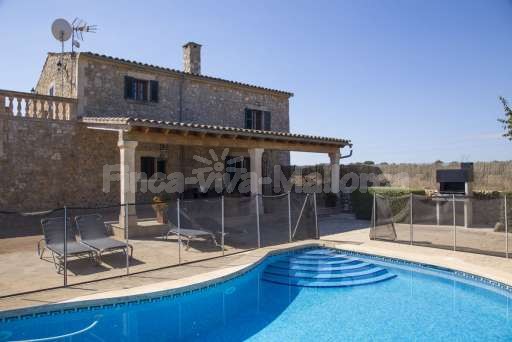 Finca Perrotti Manacor, umzäunter Pool, Treppeneinstieg, überdachte Terrasse, Sonnenliege