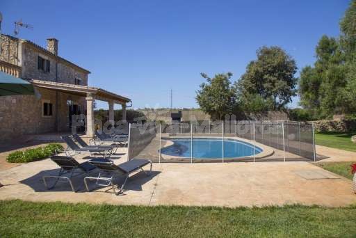 Finca Perrotti Manacor, umzäunter Pool, Sonnenliege, überdachte Terrasse