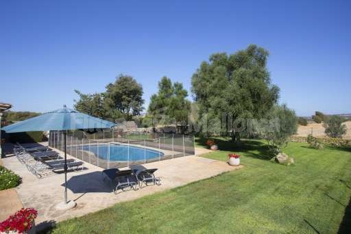 Finca Perrotti Manacor, umzäunter Pool, Garten, Sonnenliege, Sonnenschirm