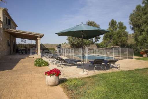 Finca Perrotti Manacor, umzäunter Pool, Garten, Sonnenliege, Sonnenschirm, überdachte Terrasse