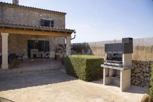 Finca Perrotti Manacor, überdachte Terrasse, gemauerter Grill