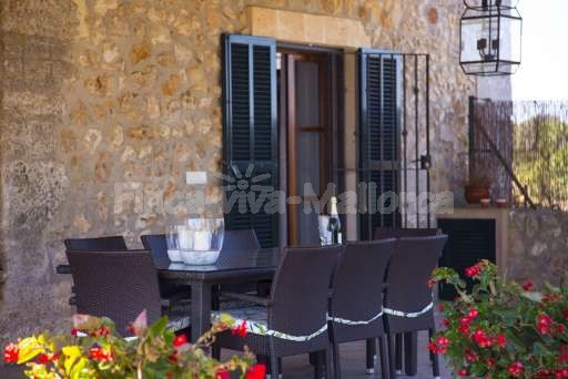 Finca Perrotti Manacor, überdachte Terrasse, Sitzgelegenheit, Essbereich