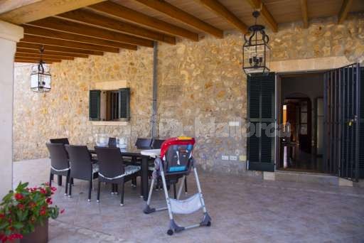 Finca Perrotti Manacor, überdachte Terrasse, Essgelegenheit, Hochstuhl