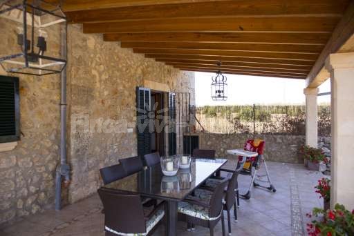 Finca Perrotti Manacor, überdachte Terrasse, Essbereich, Hochstuhl