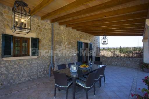 Finca Perrotti Manacor, überdachte Terrasse, Essbereich