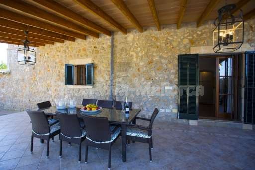 Finca Perrotti Manacor, überdachte Terrasse, Essbereich