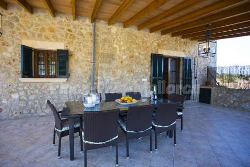 Finca Perrotti Manacor, überdachte Terrasse, Essbereich