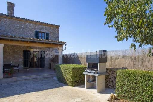 Finca Perrotti Manacor, Haus, überdachte Terrasse, gemauerter Grill