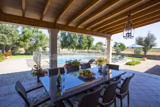 Finca Perrotti Manacor, überdachte Terrasse, Essbereich, umzäunter Pool