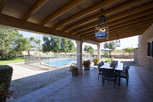Finca Perrotti Manacor, überdachte Terrasse, umzäunter Pool, Essbereich