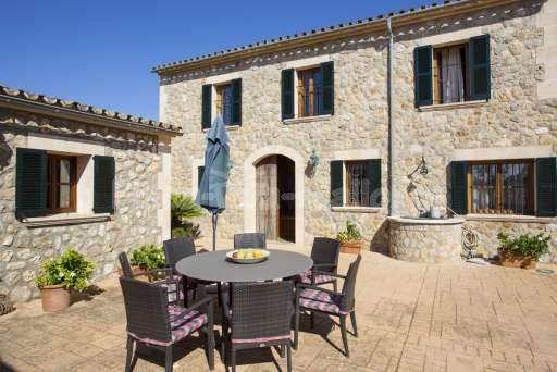 Finca Perrotti Manacor, Innenhof, Sitzgelegenheit, Sonnenschirm