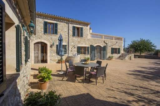 Finca Perrotti Manacor, Innenhof, Haus, Sitzgelegenheit, Sonnenschirm