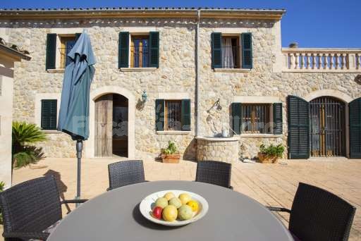 Finca Perrotti Manacor, Innenhof, Haus, Sitzgelegenheit, Sonnenschirm