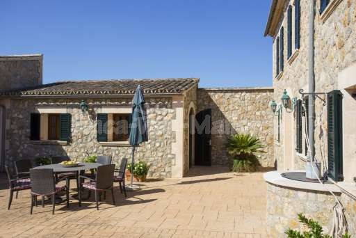 Finca Perrotti Manacor, Haus, Innenhof, Sitzgelegenheit, Sonnenschirm