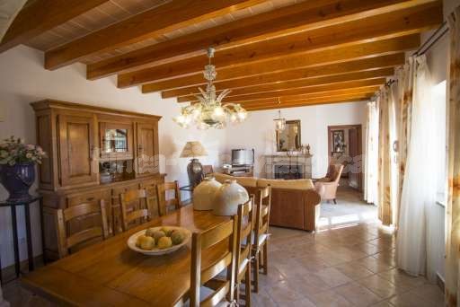 Finca Perrotti Manacor, Esszimmer, Wohnzimmer, Esstisch, Essbereich, Sessel, Kamin