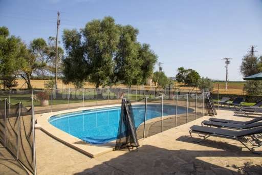 Finca Perrotti Manacor, Pool, umzäunter Pool, Sonnenliege