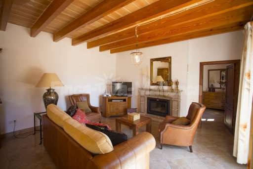 Finca Perrotti Manacor, Wohnzimmer, Sofa, Sessel, TV, Kamin