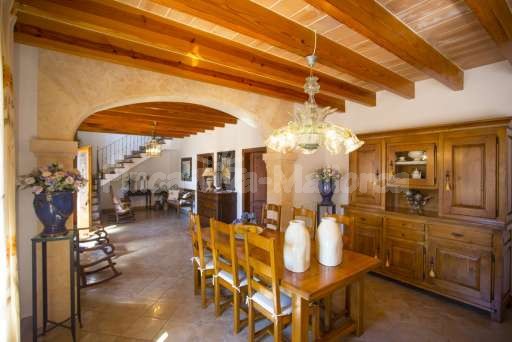 Finca Perrotti Manacor, Esszimmer, Eingang, Schaukelstuhl