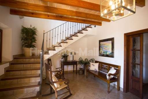 Finca Perrotti Manacor, Flur, Treppenaufgang, Schaukelstuhl, Bank