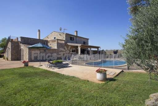 Finca Perrotti Manacor, Pool, Haus, Garten, Sonneliege, Sonnenschirm, umzäunter Pool, überdachte Terrasse