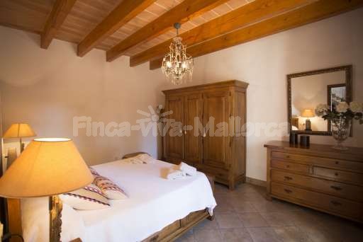 Finca Perrotti Manacor, Schlafzimmer, Doppelbett, Schrank, Spiegel, Kommode