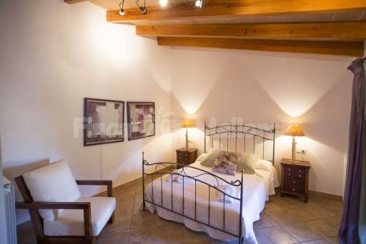 Finca Perrotti Manacor, Schlafzimmer, Doppelbett, Sessel