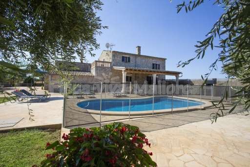 Finca Perrotti Manacor, umzäunter Pool, Terrasse, Haus