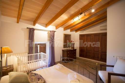 Finca Perrotti Manacor, Schlafzimmer, Doppelbett, Babybett, Sessel, Schrank