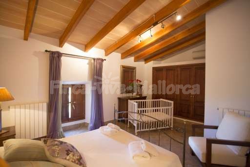 Finca Perrotti Manacor, Schlafzimmer, Doppelbett, Babybett, Schrank, Sessel