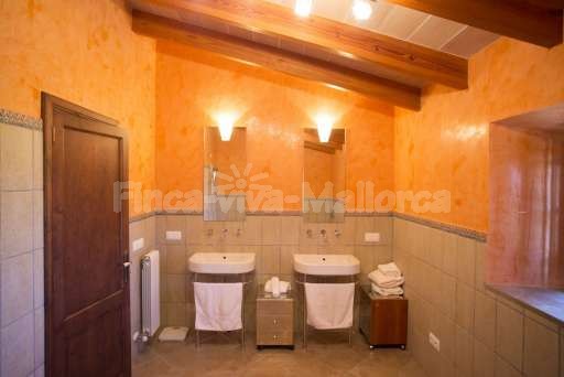 Finca Perrotti Manacor, Badezimmer, Waschbecken, Spiegel