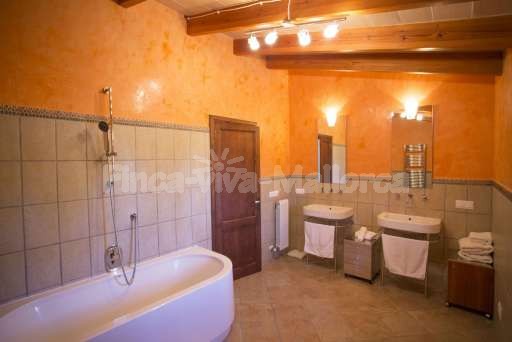 Finca Perrotti Manacor, Badezimmer, Waschbecken, Badewanne, Spiegel