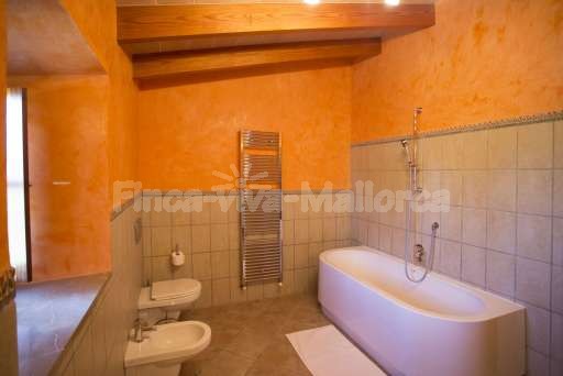 Finca Perrotti Manacor, Badezimmer, Badewanne, Bidet, Toilette, Heizung