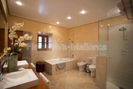 Finca Perrotti Manacor, Badezimmer, Badewanne, Dusche, Toilette, Bidet, Waschbecken, Spiegel