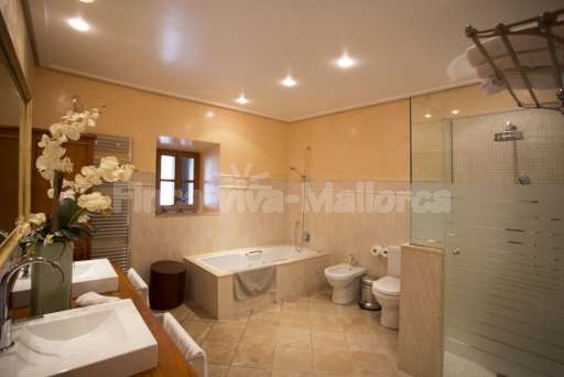 Finca Perrotti Manacor, Badezimmer, Badewanne, ebenerdige Dusche, Toilette, Bidet, Waschbecken, Spiegel