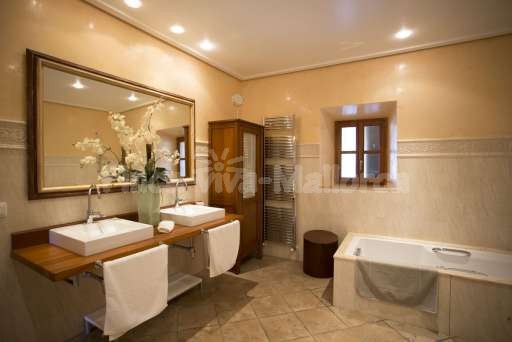Finca Perrotti Manacor, Badezimmer, Badewanne, ebenerdige Dusche, Toilette, Bidet