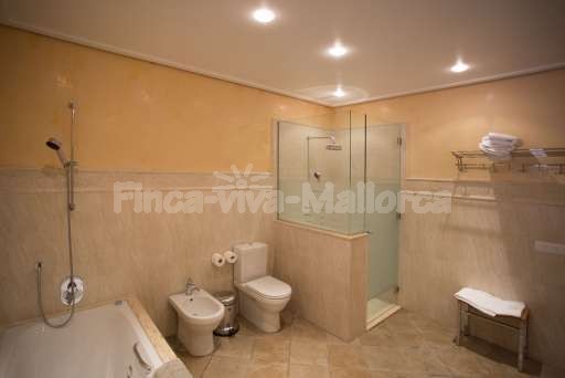 Finca Perrotti Manacor, Badezimmer, Badewanne, Waschbecken, Spiegel, Heizung