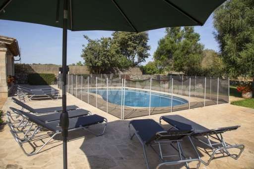 Finca Perrotti Manacor, umzäunter Pool, Sonnenliege, Sonnenschirm