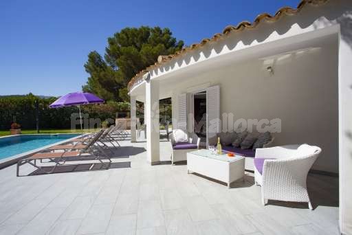 Casa Rendo Sa Pobla, Terrasse, überdachte Terrasse, Lounge, Pool, Sonnenliege, Sonnenschirm