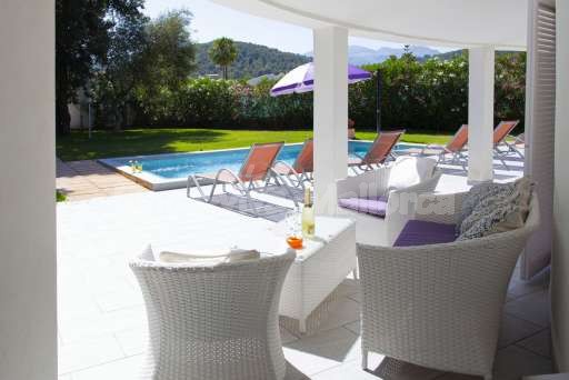 Casa Rendo Sa Pobla, überdachte Terrasse, Pool, Sonnenliege, Sonnenschirm, Lounge, Sessel