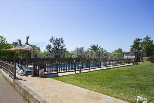 Finca Sareta Santa Margalida, umzäunter Pool, Garten, Sonnenliege, Sonnenschirm